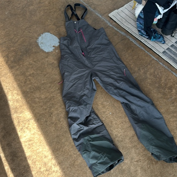 Patagonia Gortex bibs and jacket. Like new - Picture 5 of 11
